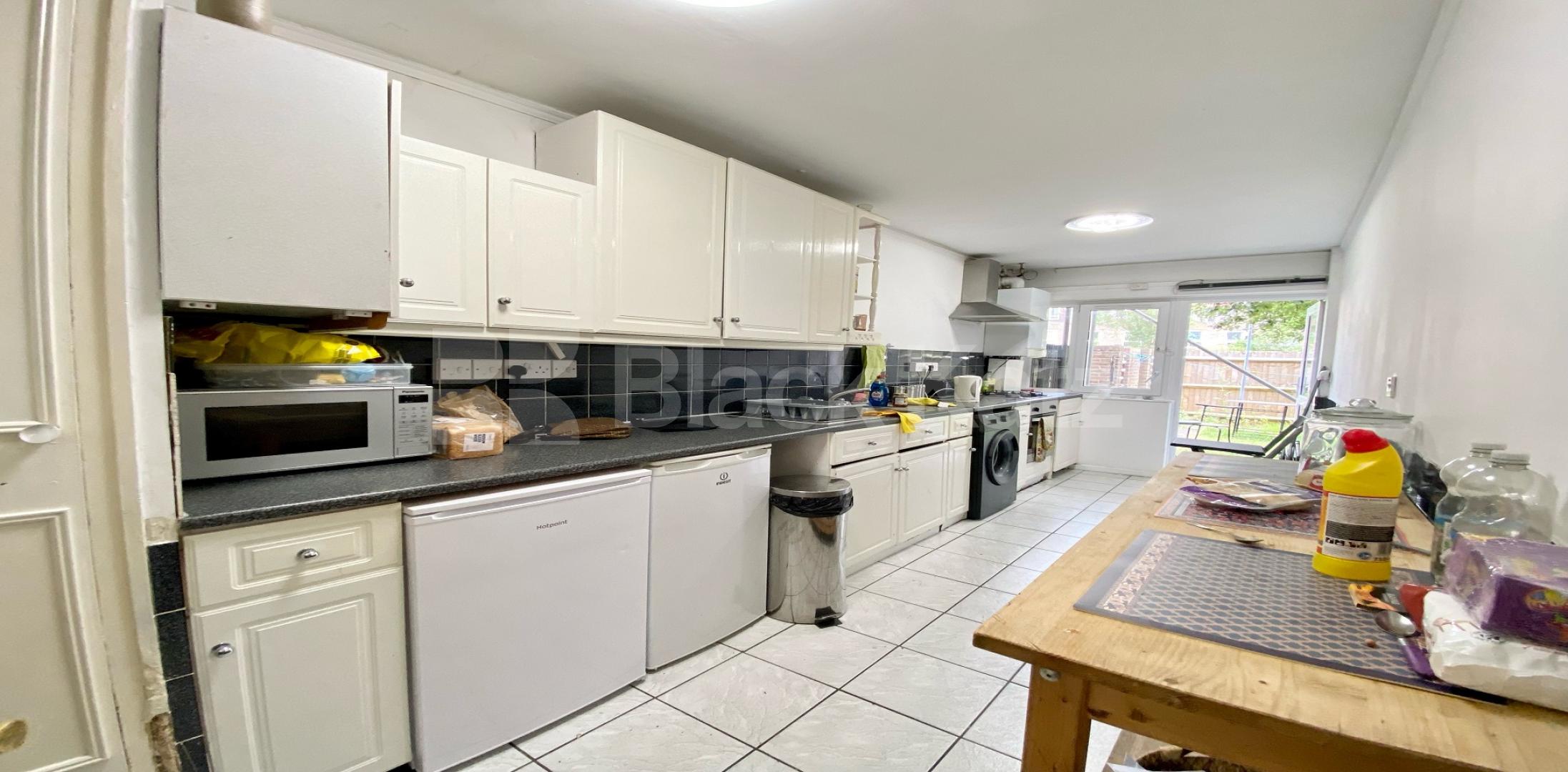 			4 Bedroom, 1 bath, 0 reception Apartment			 Potier Street, Borough / London Bridge